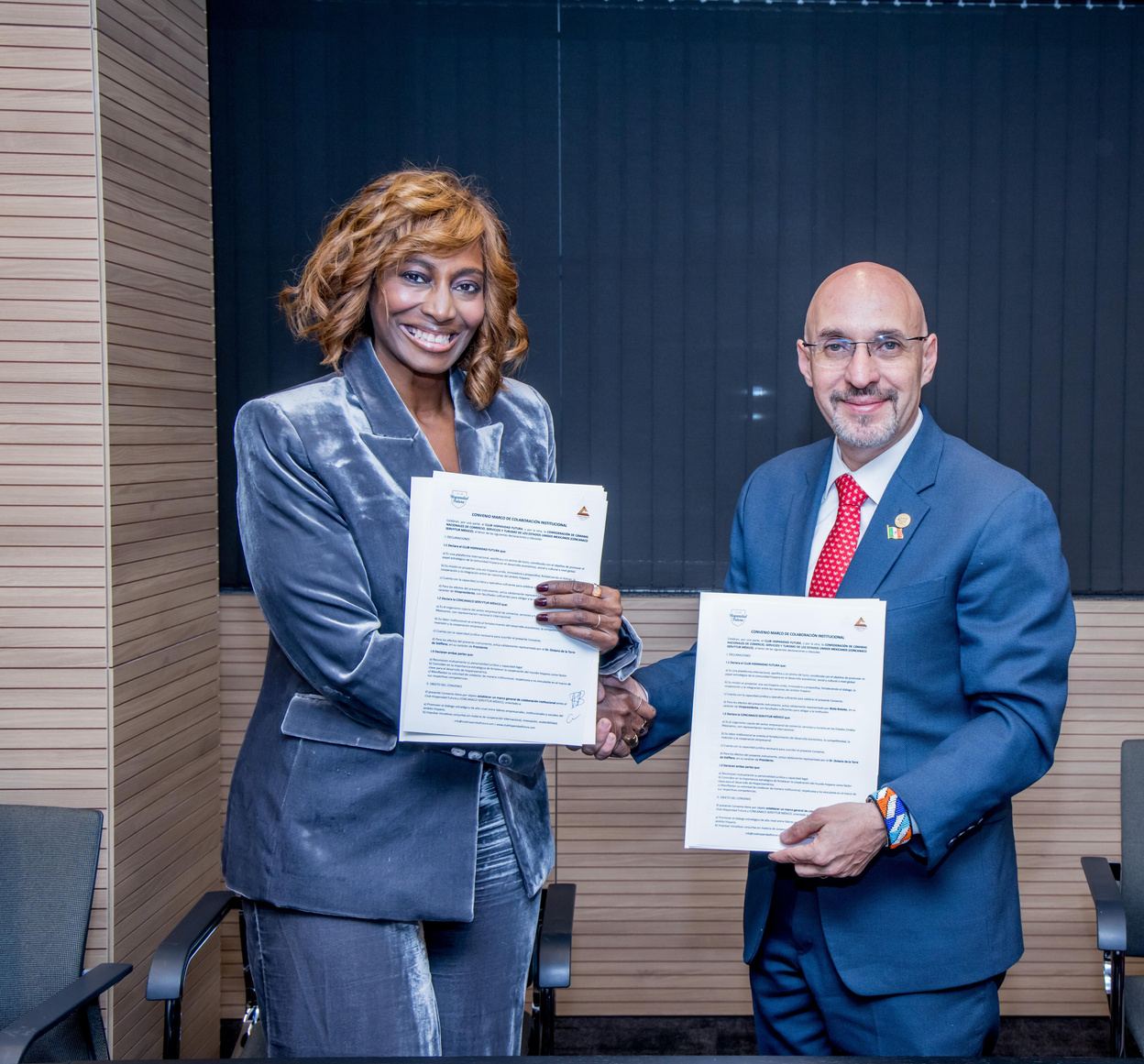 Firma del acuerdo con CONCANACO SERVYTUR junto a Bisila Bokoko