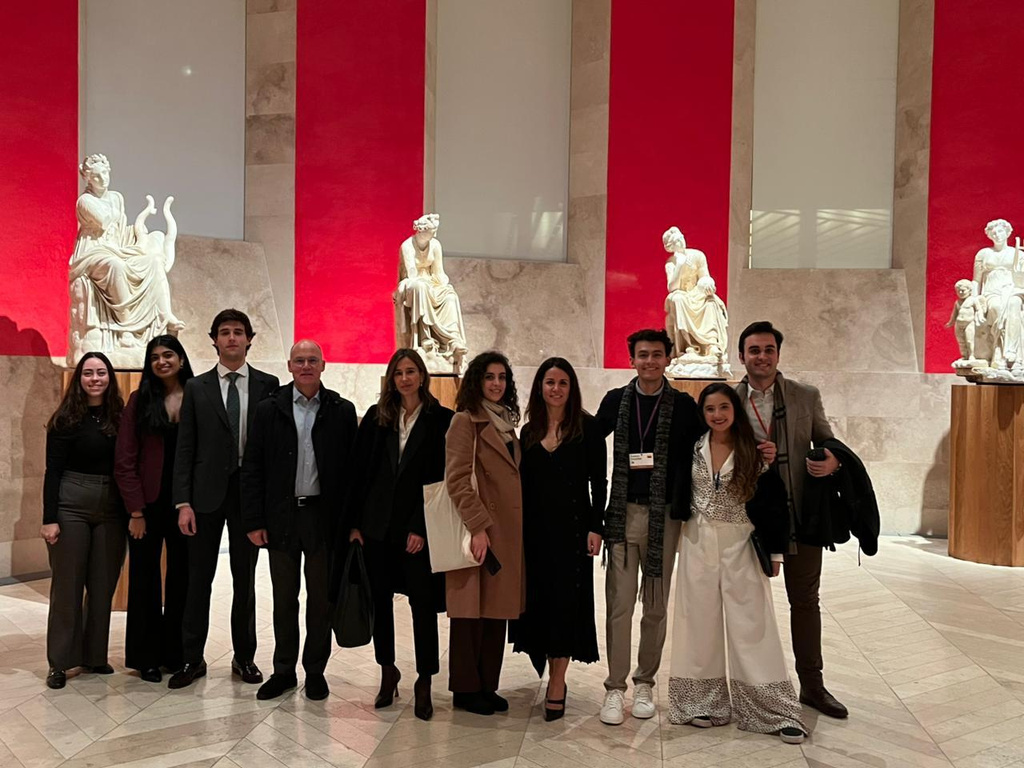 Miembros del Club en una visita cultural a una galería de esculturas