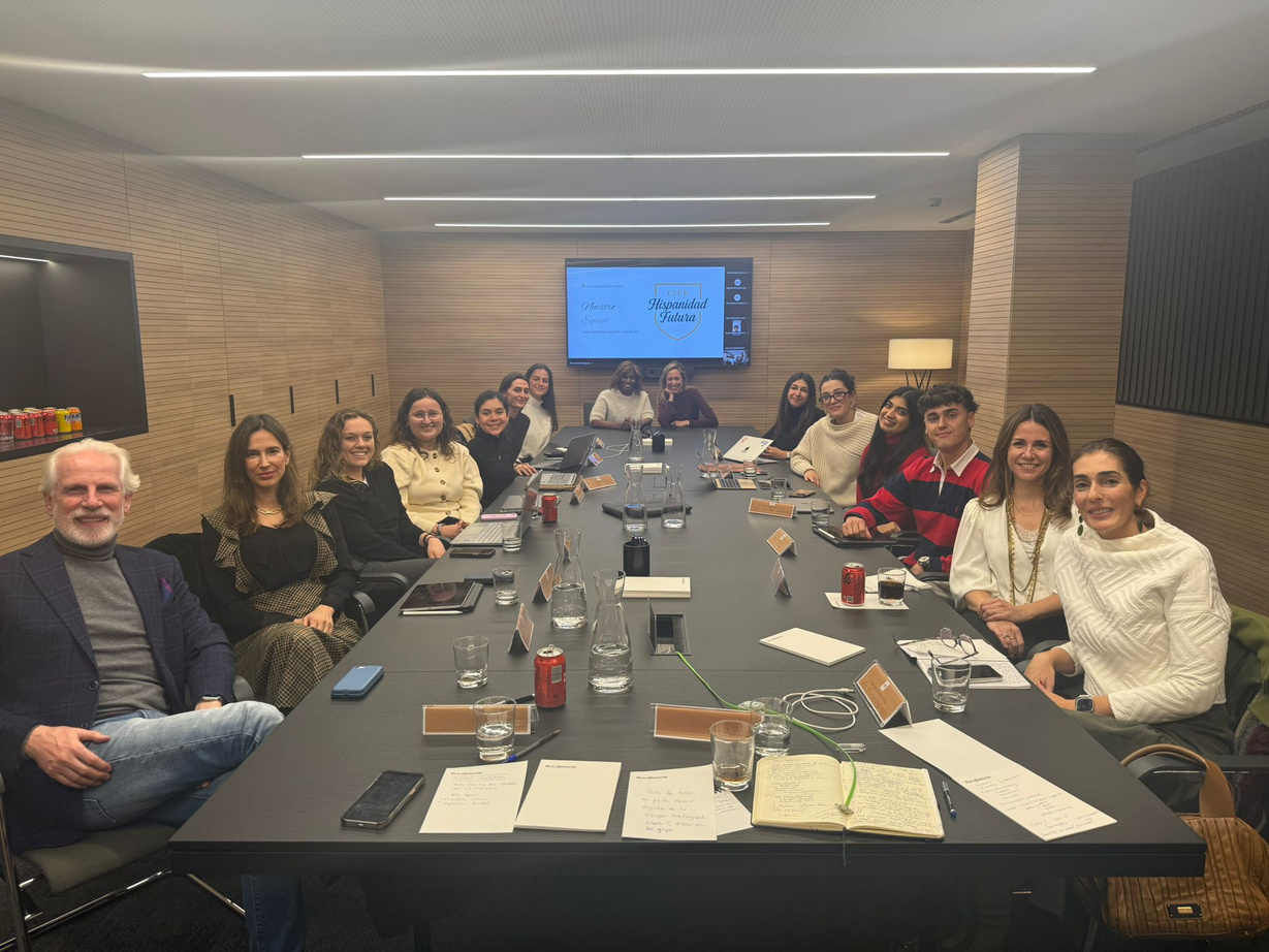 Reunión de trabajo del Club Hispanidad Futura en torno a una mesa