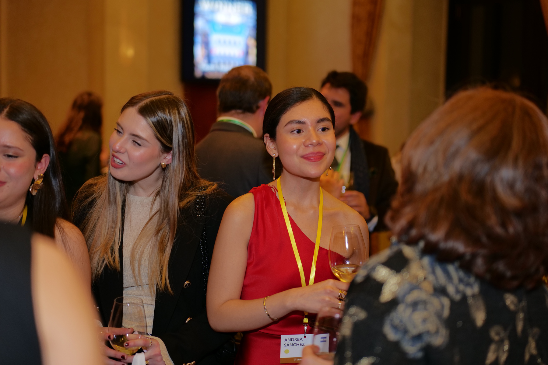 Asistentes conversando en un encuentro del Club Hispanidad Futura